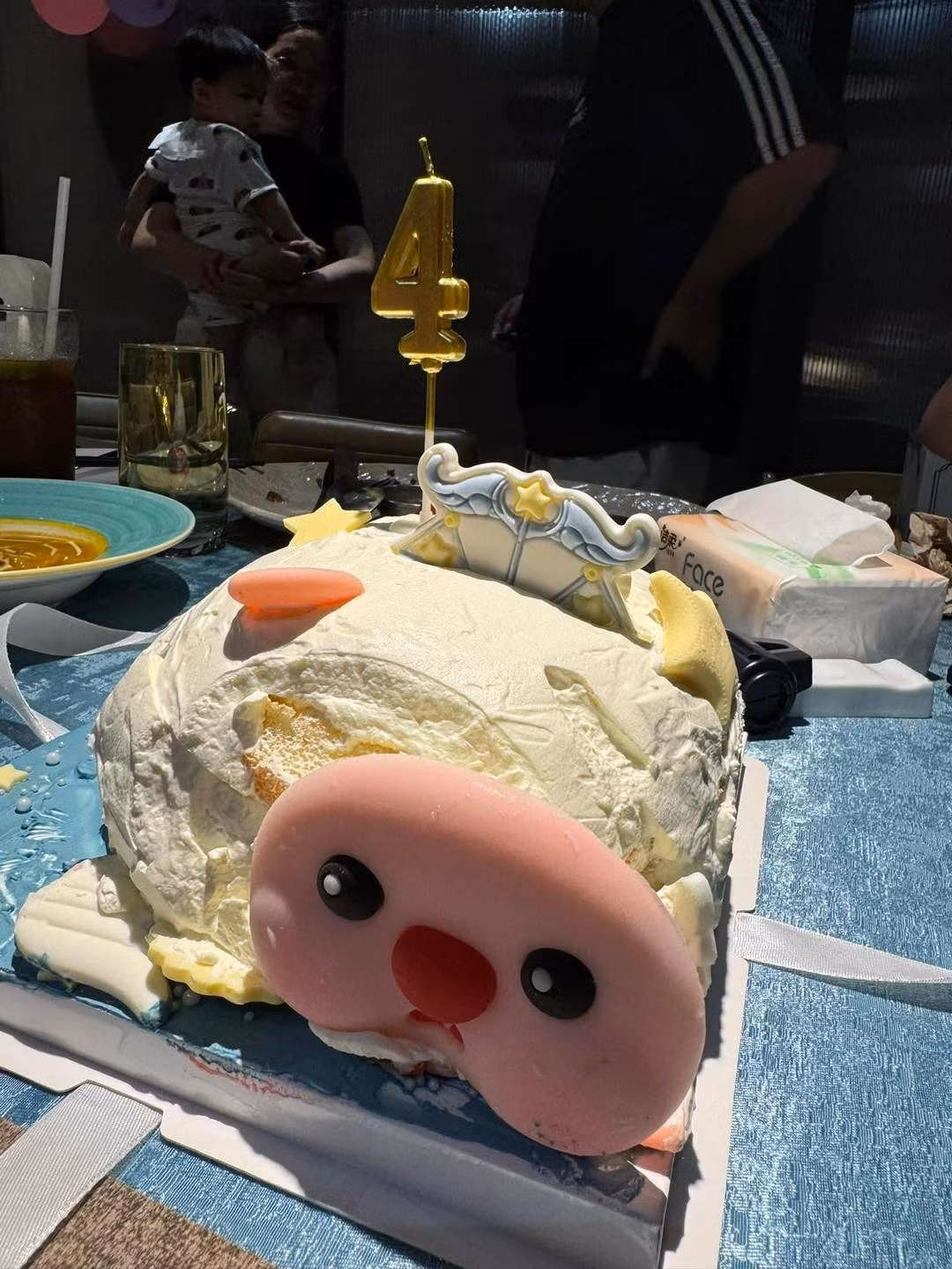 Chiếc bánh sinh nhật 4 tuổi của Coca.