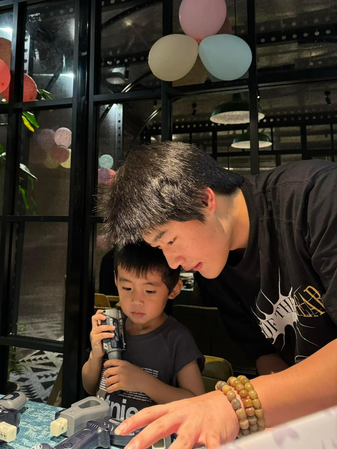 Cô nàng cũng thường xuyên đăng tải những khoảnh khắc lém lỉnh của con trai.