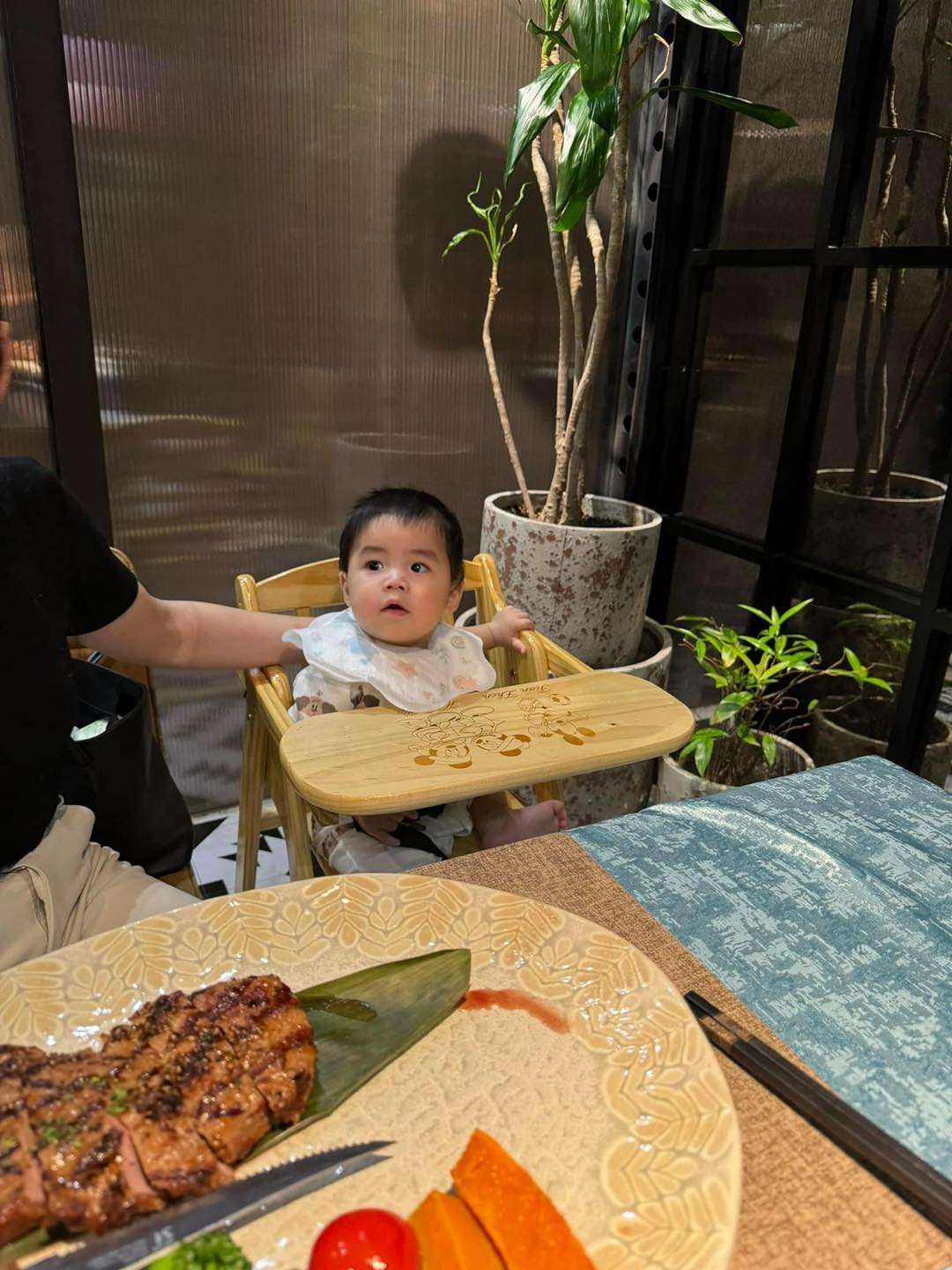 Em bé út nhà Hằng Du Mục được nhận xét có ngoại hình giống mẹ như đúc.