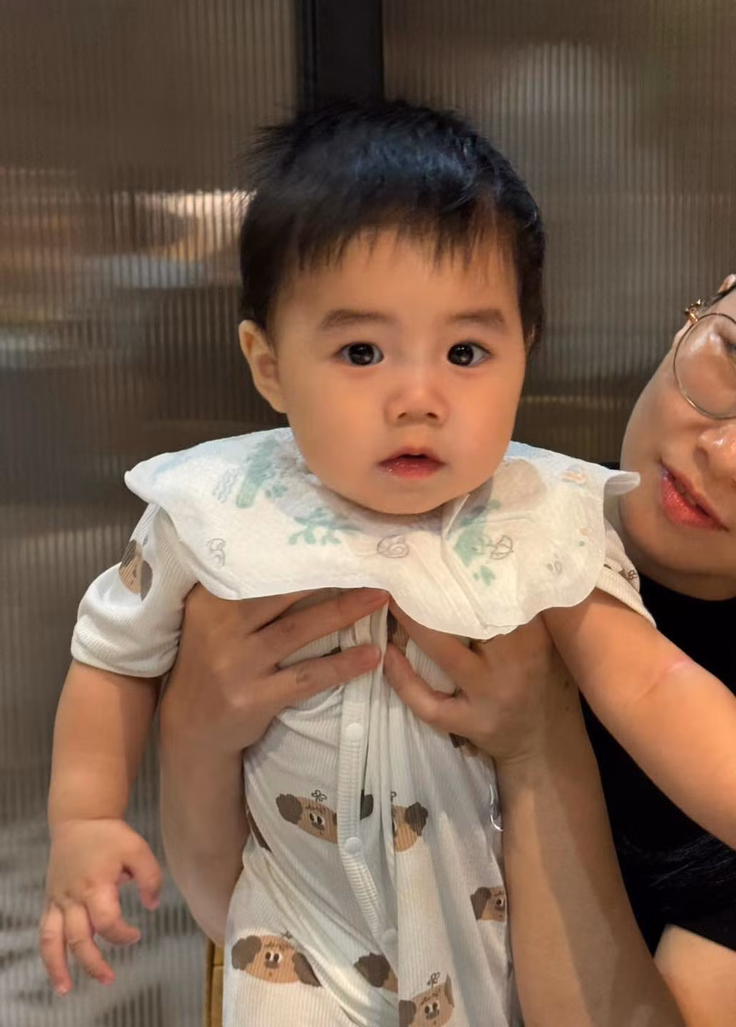 Mới đây trên trang cá nhân, Hằng Du Mục đăng tải khoảnh khắc cả gia đình quây quần, sum họp cùng tổ chức sinh nhật lên 4 cho con trai của mình - bé Coca.