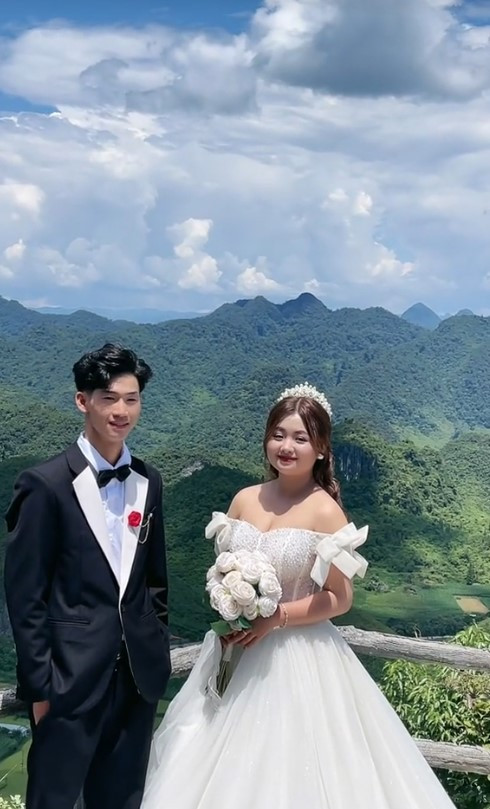 Vào tháng 4 năm nay, có một số đoạn video trên MXH được cho là người nhà của 2 bên gia đình đăng tải xác nhận cặp đôi đã làm đám hỏi.