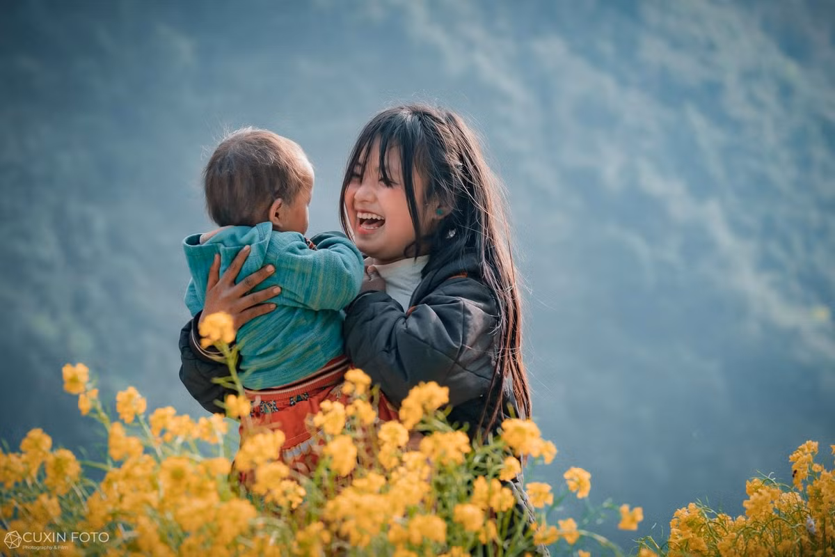 Cô gái dân tộc H'Mông sở hữu nét đẹp dễ thương, đặc biệt là đôi môi hồng hào, biểu cảm đáng yêu.