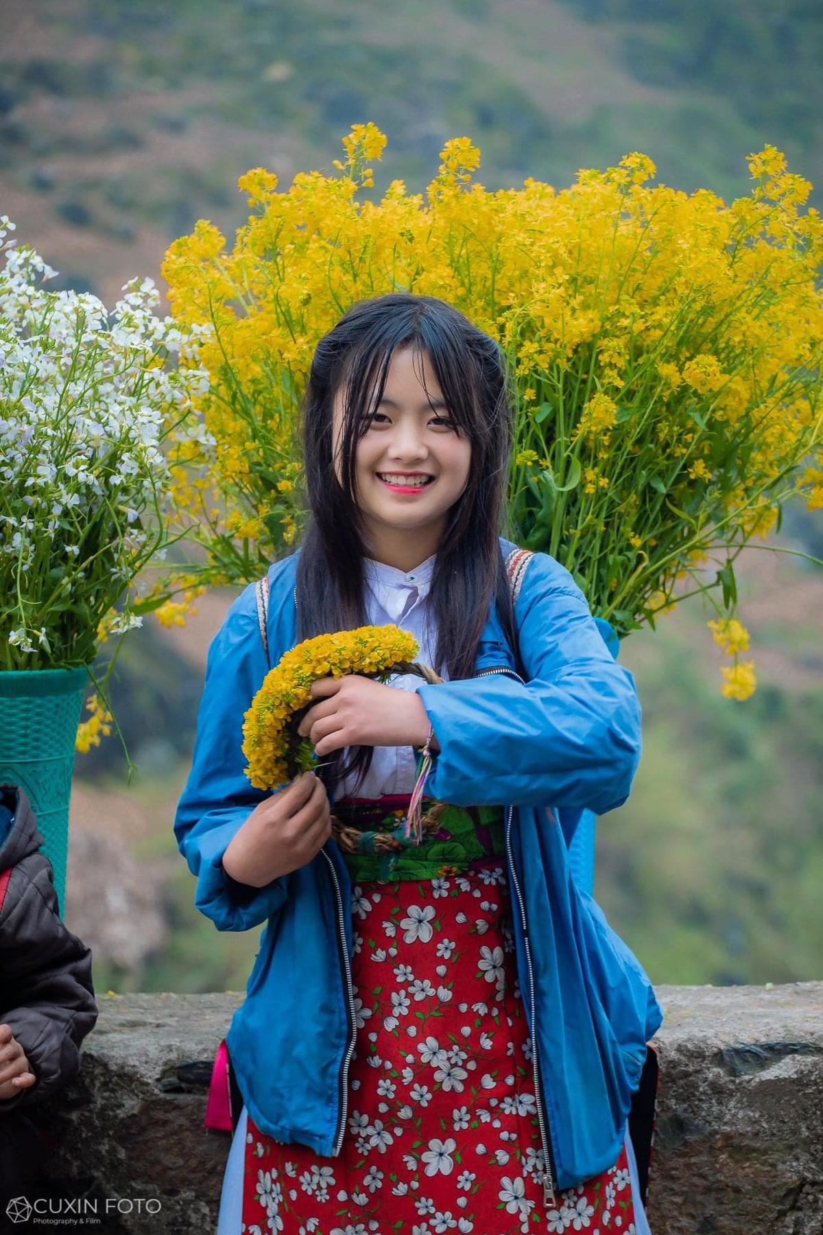 Phúng Phính là cô bé người dân tộc ở Hà Giang, trở thành hiện tượng mạng đình đám vào năm 2019 nhờ một số tấm ảnh được khách du lịch chụp lại và chia sẻ. Cô bé gây sốt với hình ảnh đeo gùi hoa đứng ở dốc Thẩm Mã (Hà Giang) với gương mặt xinh xắn, cuốn hút.