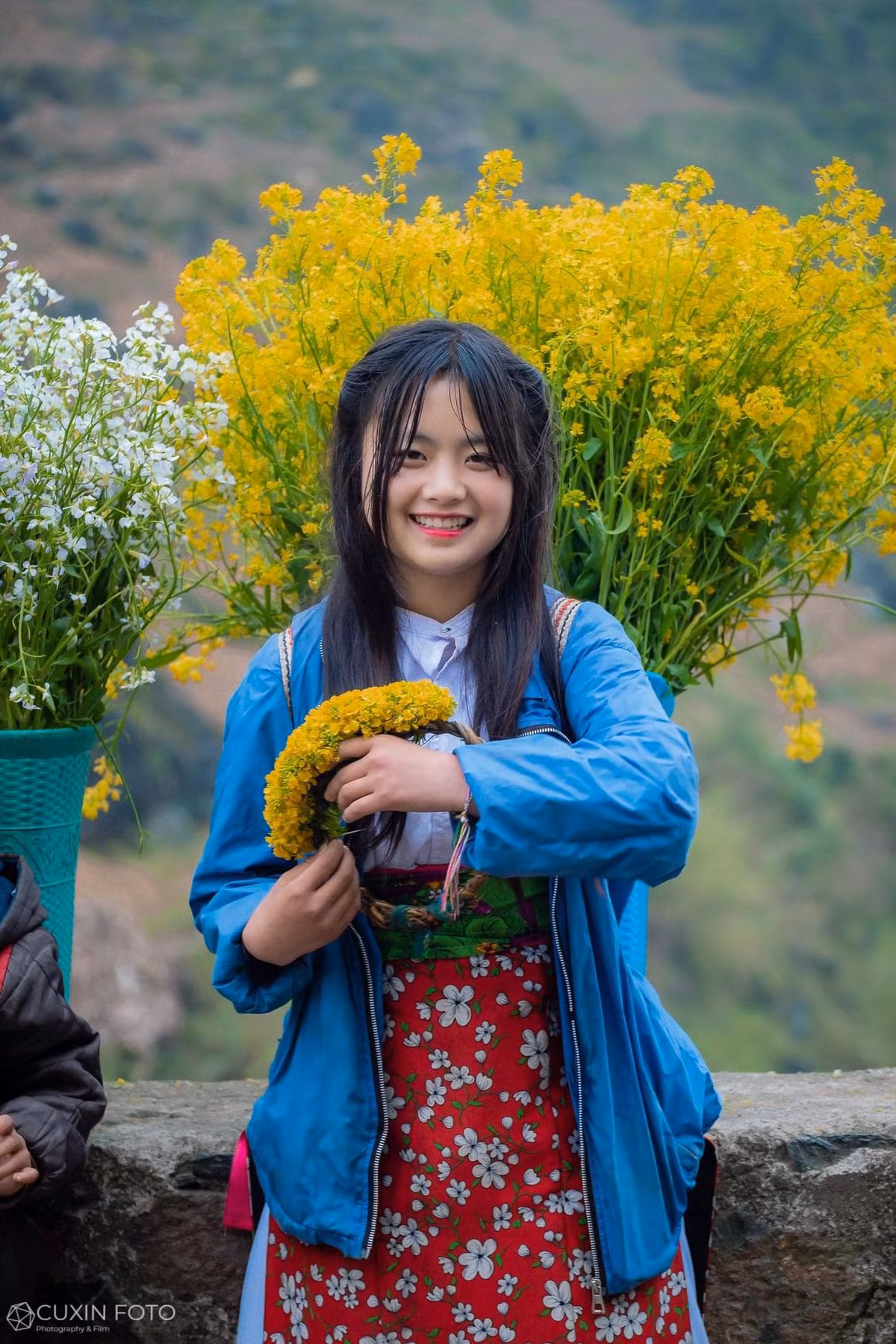 Phúng Phính là cô bé người dân tộc ở Hà Giang, trở thành hiện tượng mạng đình đám vào năm 2019 nhờ một số tấm ảnh được khách du lịch chụp lại và chia sẻ. Cô bé gây sốt với hình ảnh đeo gùi hoa đứng ở dốc Thẩm Mã (Hà Giang) với gương mặt xinh xắn, cuốn hút.