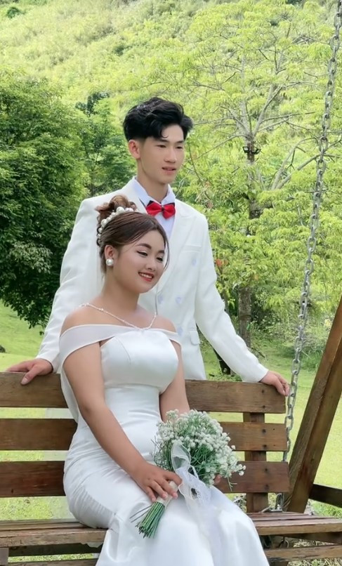 Cô nàng cũng chồng sắp cưới diện nhiều trang phục từ váy cưới hiện đại đến trang phục truyền thống của người dân tộc.