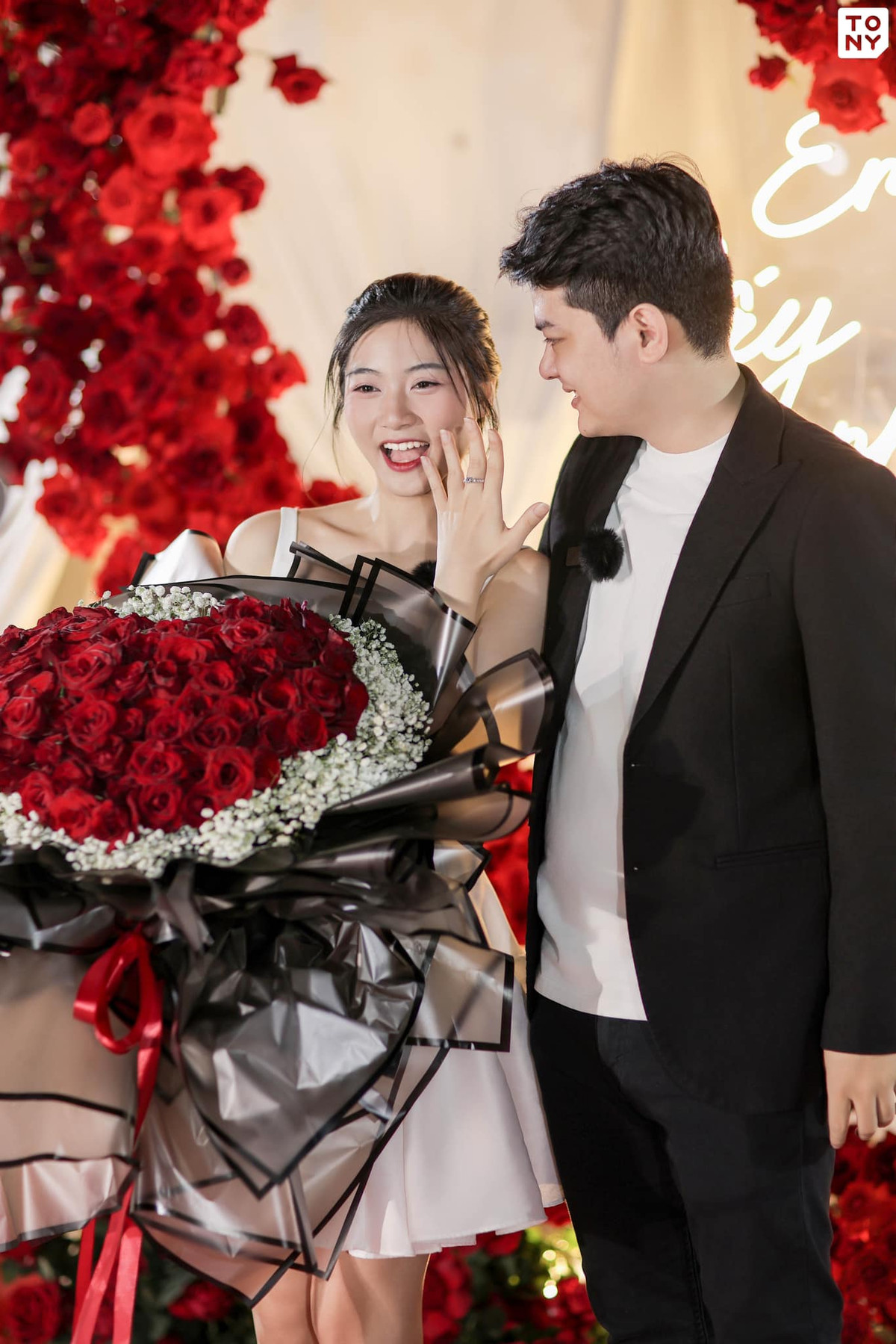 Kèm theo đó là hình ảnh cặp đôi tay trong tay, Bống Nam Phương đeo trên ngón giữa chiếc nhẫn cầu hôn.