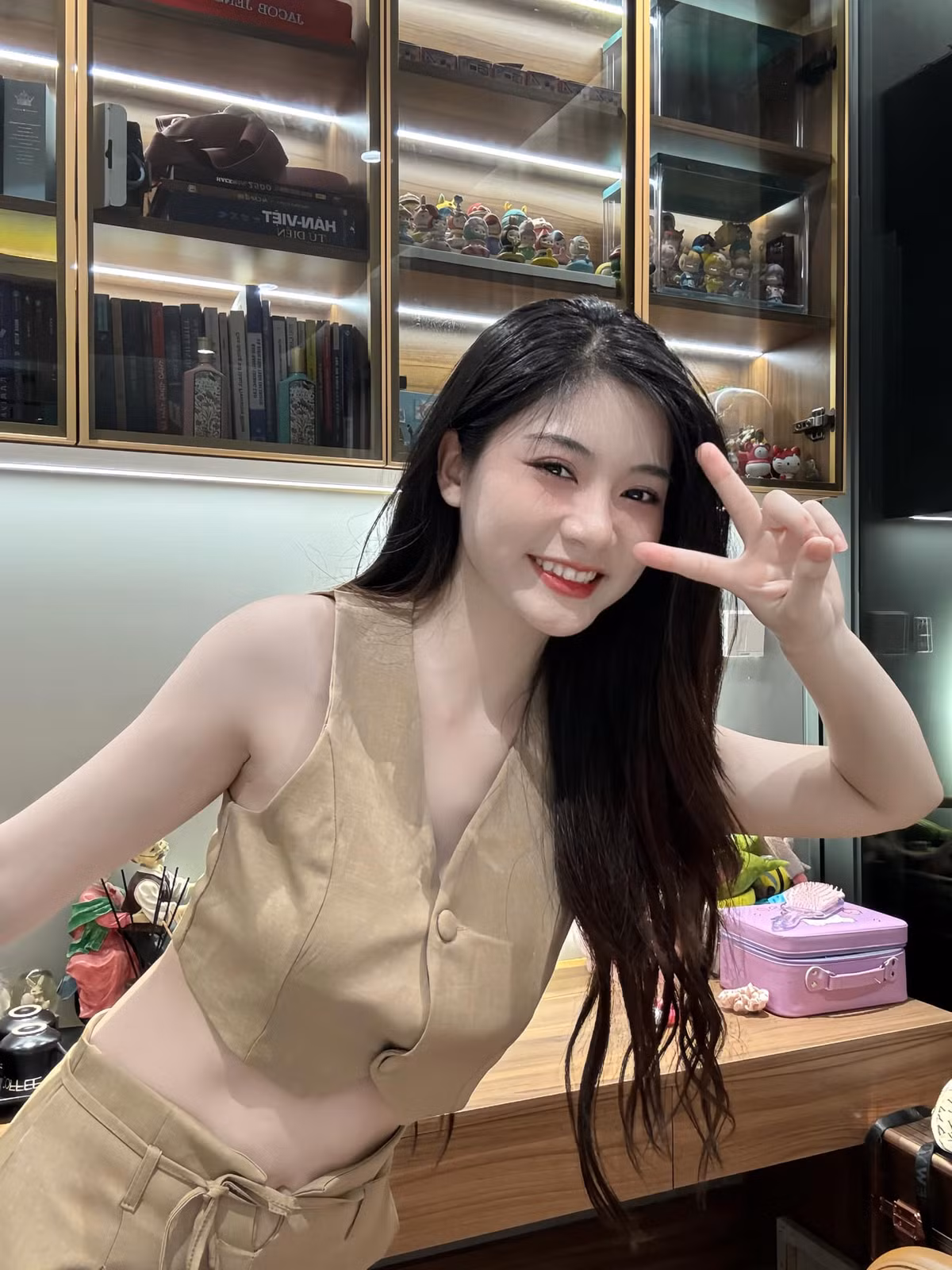 Nam Phương sở hữu một gương mặt với những đường nét vô cùng thanh tú, đậm nét Á Đông, cùng mái tóc đen dài thả buông thướt tha.