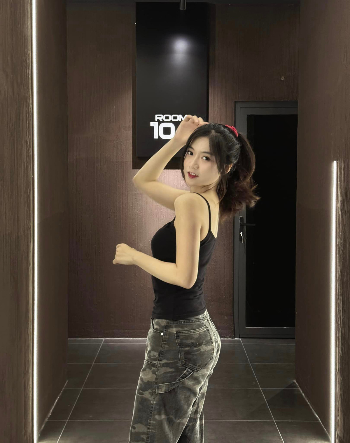 Không chỉ sở hữu vẻ đẹp "thiên thần", Nam Phương còn khiến mọi người ngưỡng mộ với gia thế khủng. Tuy vậy cô nàng không dựa dẫm vào gia đình mà tự lập kiếm tiền từ sớm. (Ảnh: FBNV)