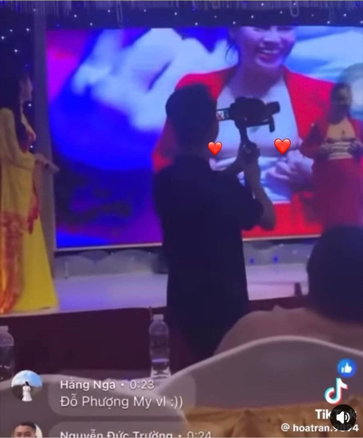 Theo đó, để chứng minh cho phương pháp làm hồng nhũ hoa của mình là có hiệu quả, người phụ nữ này thậm chí đã vạch cả áo, để lộ phần nhạy cảm.