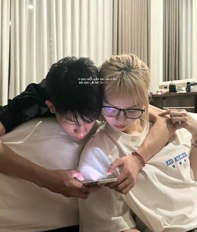 Trước đó, nữ streamer cũng chính thức công khai hẹn hò với Phan Văn Đông hồi tháng 7, sau khi dành hai tháng tìm hiểu. Được biết, cả hai nên duyên từ những lần làm "content" qua lại.