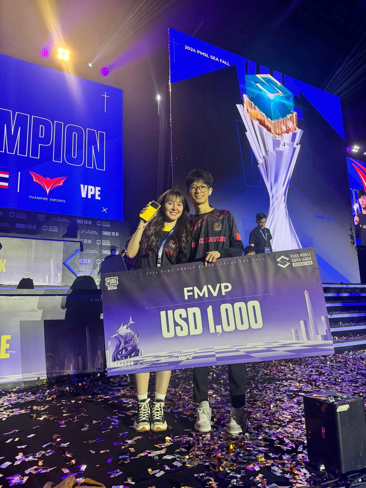 Cặp đôi chị em cách nhau 9 tuổi không ngần ngại thể hiện tình cảm công khai, chăm sóc đối phương mỗi lần cạnh bên. Cách đây ít ngày, Ngân Sát Thủ đã có mặt tại Indonesia để cổ vũ tinh thần chồng sắp cưới cũng như tuyển PUBG Việt Nam trong Vòng Finals 2024 PMSL SEA Fall.