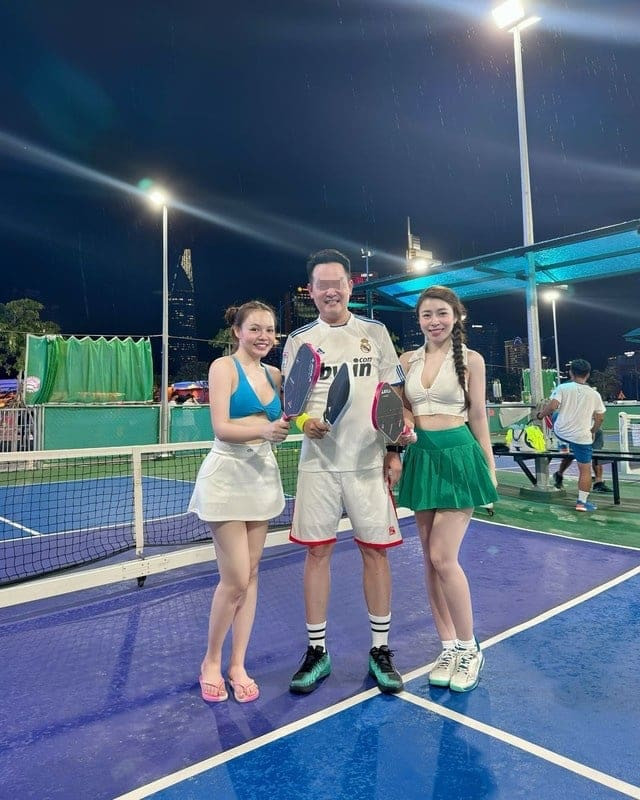 Phương Dung đã chơi pickleball được 4 tháng nay, cô nàng thường chia sẻ những khoảnh khắc trên sân tập lúc thì một mình, lúc thì chụp cùng với nhóm bạn.