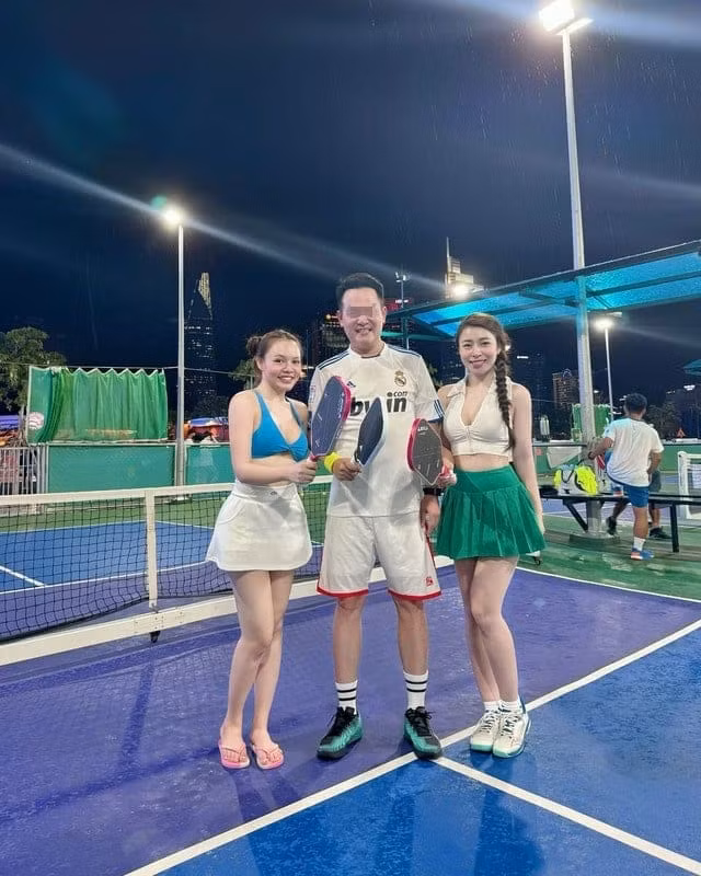 Phương Dung đã chơi pickleball được 4 tháng nay, cô nàng thường chia sẻ những khoảnh khắc trên sân tập lúc thì một mình, lúc thì chụp cùng với nhóm bạn.