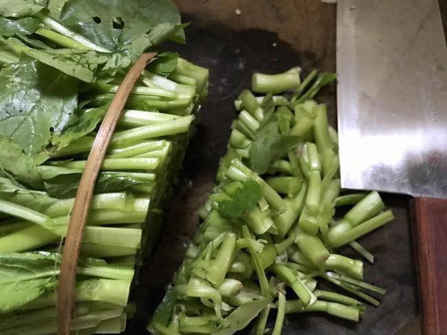 Cách nhặt rau nhanh chóng, không mất thời gian, tuy nhiên không được cẩn thận cho lắm.