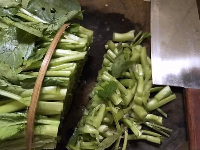 Cách nhặt rau nhanh chóng, không mất thời gian, tuy nhiên không được cẩn thận cho lắm.