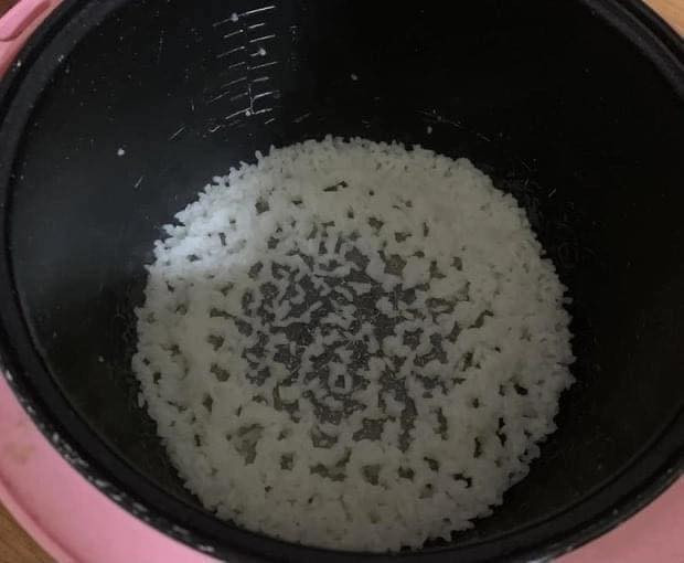 Nếu ở nhà, mâm cơm là cả nhà cũng xúm vào chuẩn bị, người nhặt rau, người cắm cơm, người lấy bát đũa thì bây giờ, rất nhiều tân sinh viên phải tự học cách tự lập từ những bữa cơm.