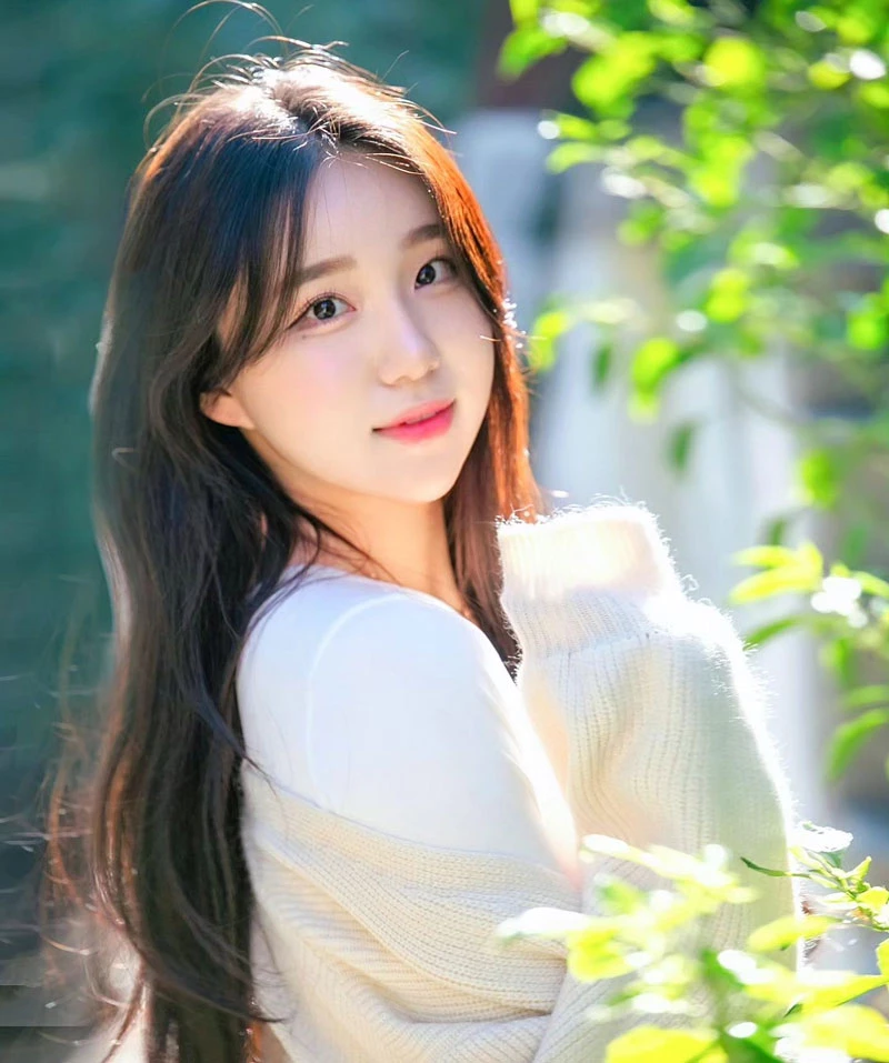 Trong những bức ảnh ngày bé, cô nàng đã sở hữu những đường nét thanh tú. Khi lớn lên, nhan sắc của Kim Hyun Young ngày càng ấn tượng.