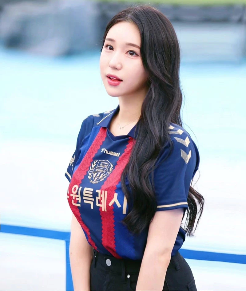 Từng tốt nghiệp khoa dịch vụ hàng không, Đại học Kyungwoon, Kim Hyun Young có cả nhan sắc lẫn vóc dáng nổi bật, với chiều cao lên đến 1m70, nặng 50kg, sở hữu số đo 3 vòng lần lượt là: 92-61-97 (cm).