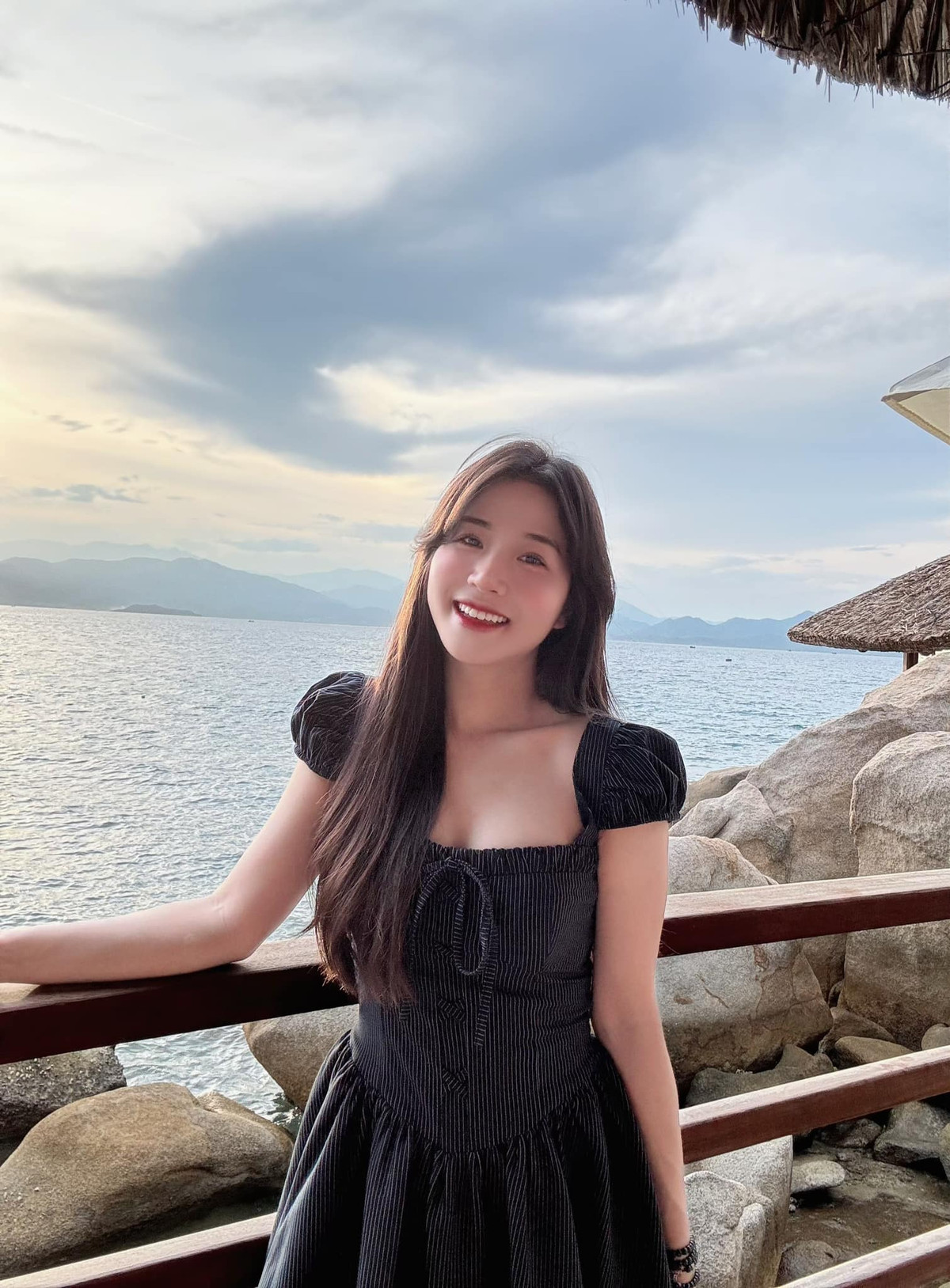 Được biết, từ thời cấp 3, cô nàng đã được nhiều người biết đến là nữ sinh hoạt bát, hướng ngoại, vui vẻ.