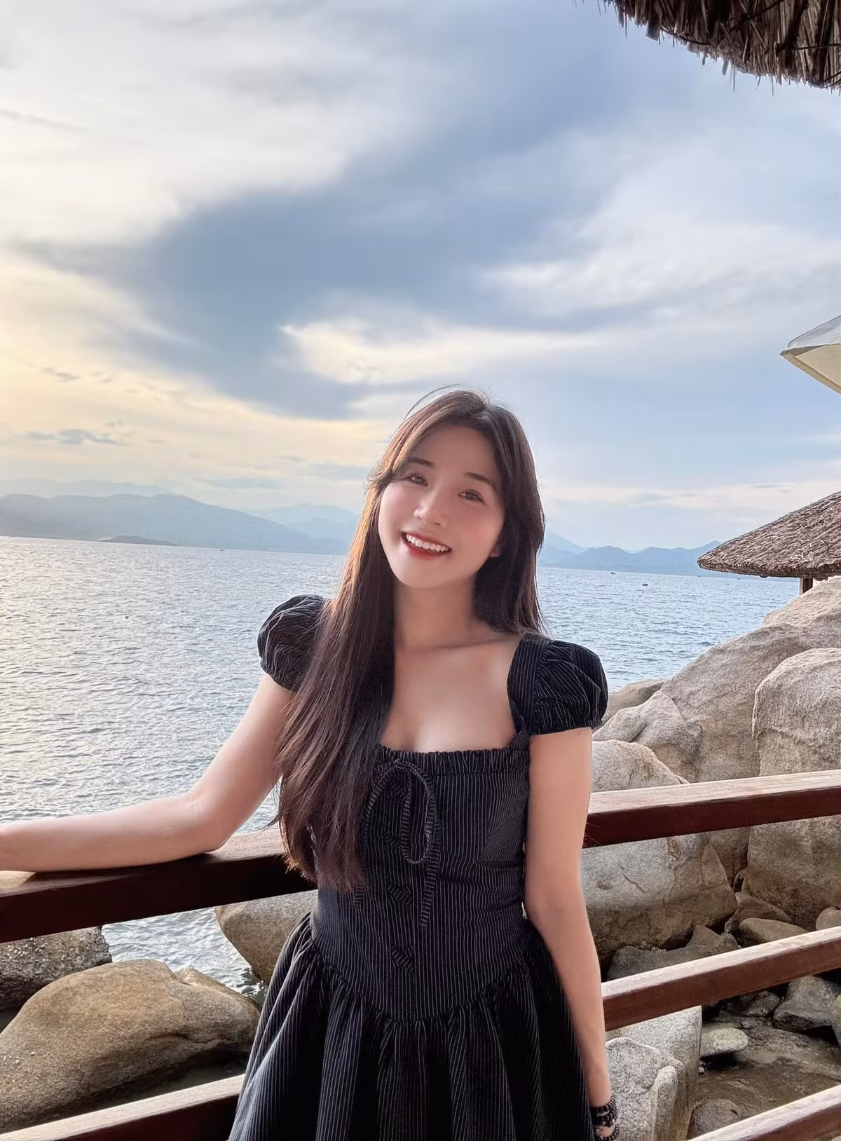 Được biết, từ thời cấp 3, cô nàng đã được nhiều người biết đến là nữ sinh hoạt bát, hướng ngoại, vui vẻ.