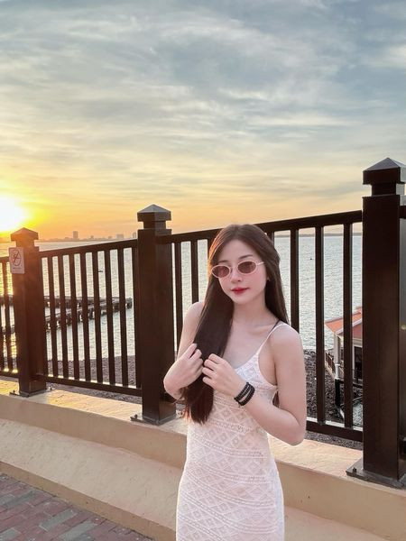 Cô nàng sở hữu vẻ ngoài xinh xắn, phong cách hoạt bát và nụ cười rạng rỡ. Trang Instagram của cô nàng hiện cũng có tới hơn 86 nghìn người theo dõi.