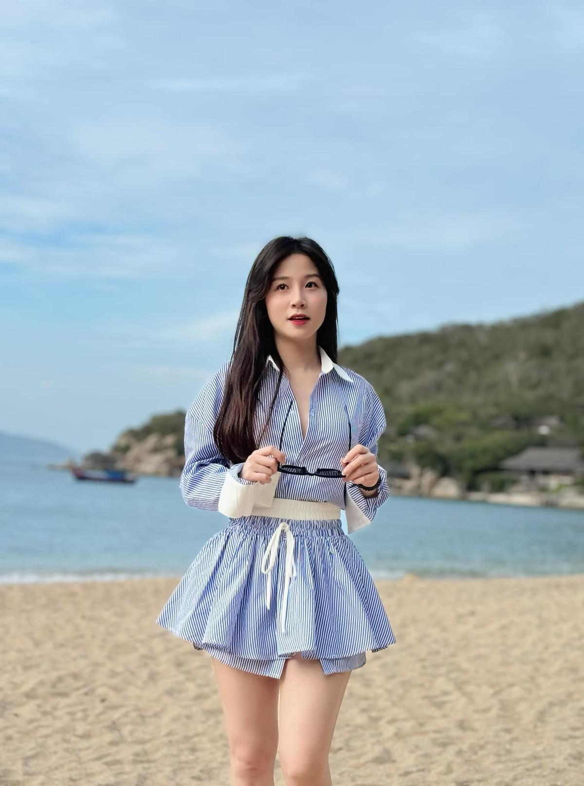 Biệt danh Vân Chòe cũng có từ trước chứ không phải đến khi nổi tiếng hơn cô nàng mới đặt. Ẩn ý như chú chim chích chòe vui vẻ, năng động.