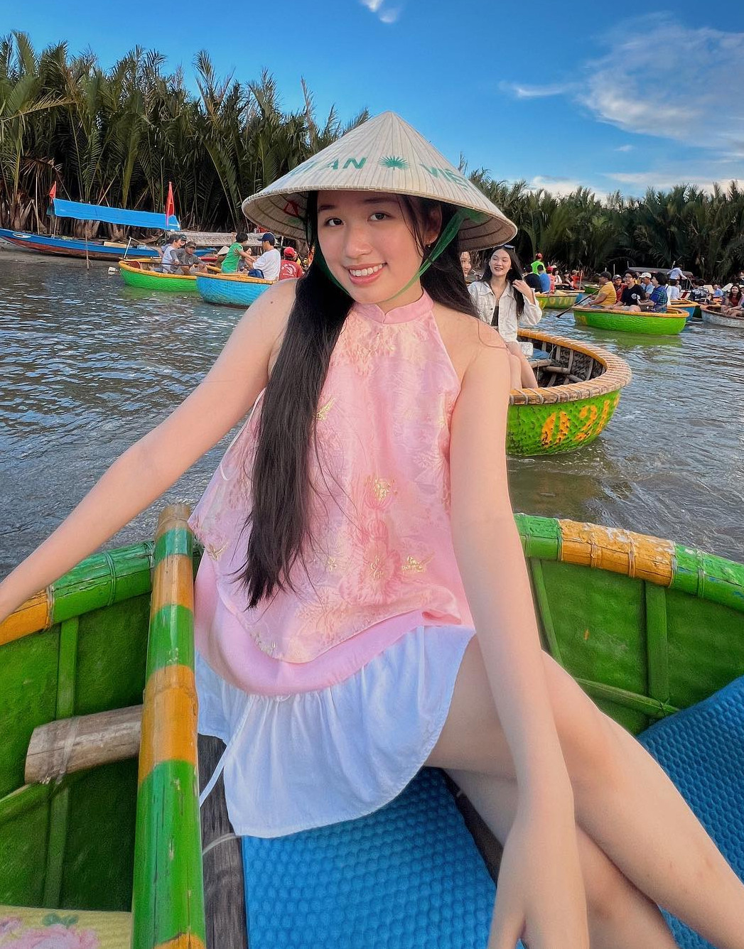 Jenny Huỳnh sở hữu phong cách trong trẻo, thanh thuần, gây ấn tượng với mái tóc đen, dài tự nhiên.