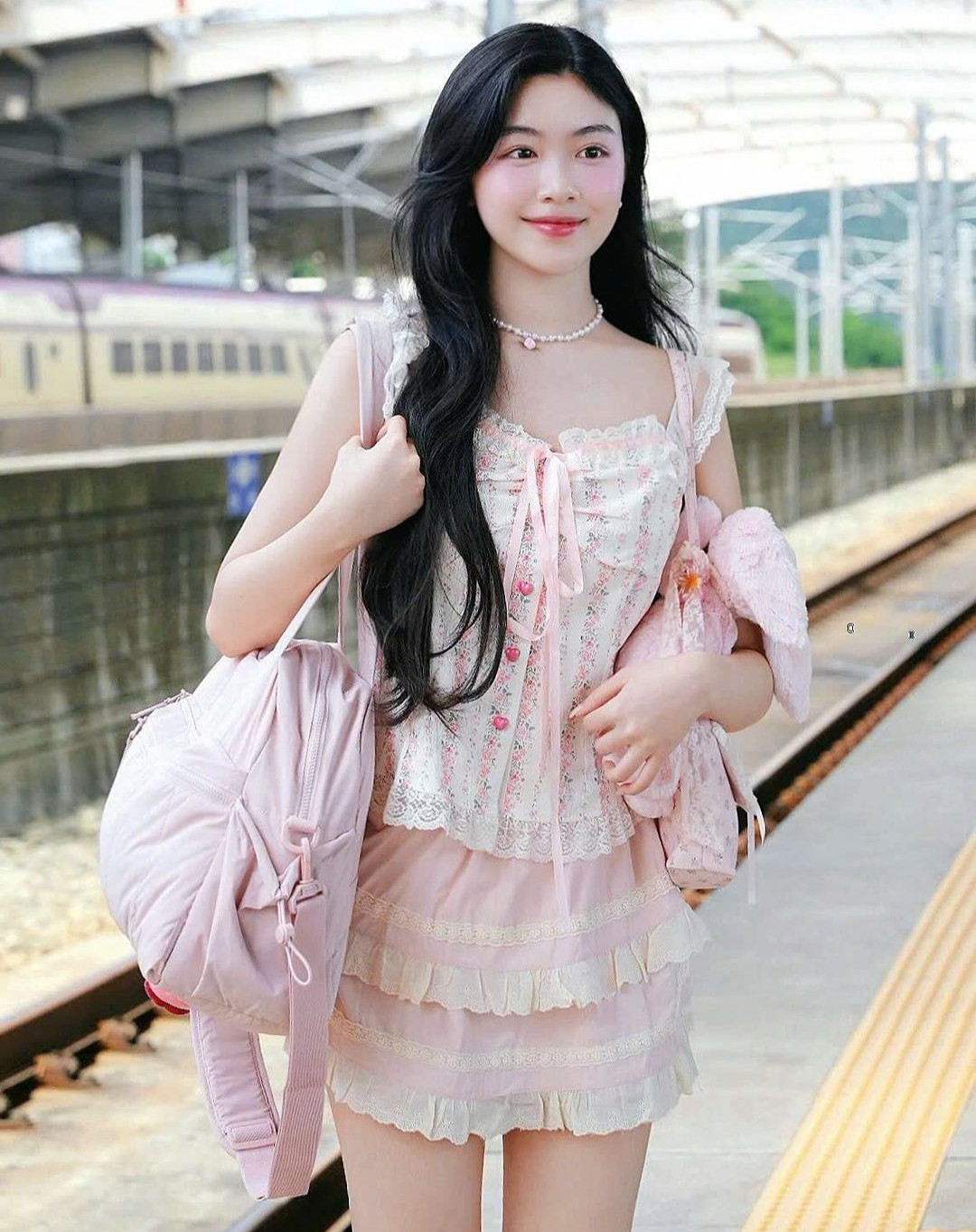 Lọ Lem là con gái đầu của MC Quyền Linh và doanh nhân Dạ Thảo, cô nàng được yêu mến từ những lần xuất hiện cùng bố mẹ với sự ngoan ngoãn, tốt bụng.