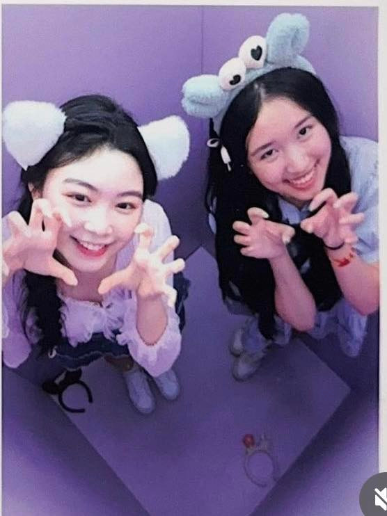 Nhiều người đã để lại bình luận bày tỏ sự yêu thích đối với cặp đôi này: "Trong hình là 2 người vừa Cute lại còn học siêu giỏi", "Xinh quá đi thôi nhìn mà mê", "gấp đôi visual, toàn những cực phẩm con nhà người ta", "đúng là người vừa xinh vừa giỏi cùng năng lượng lại thường chơi với nhau".