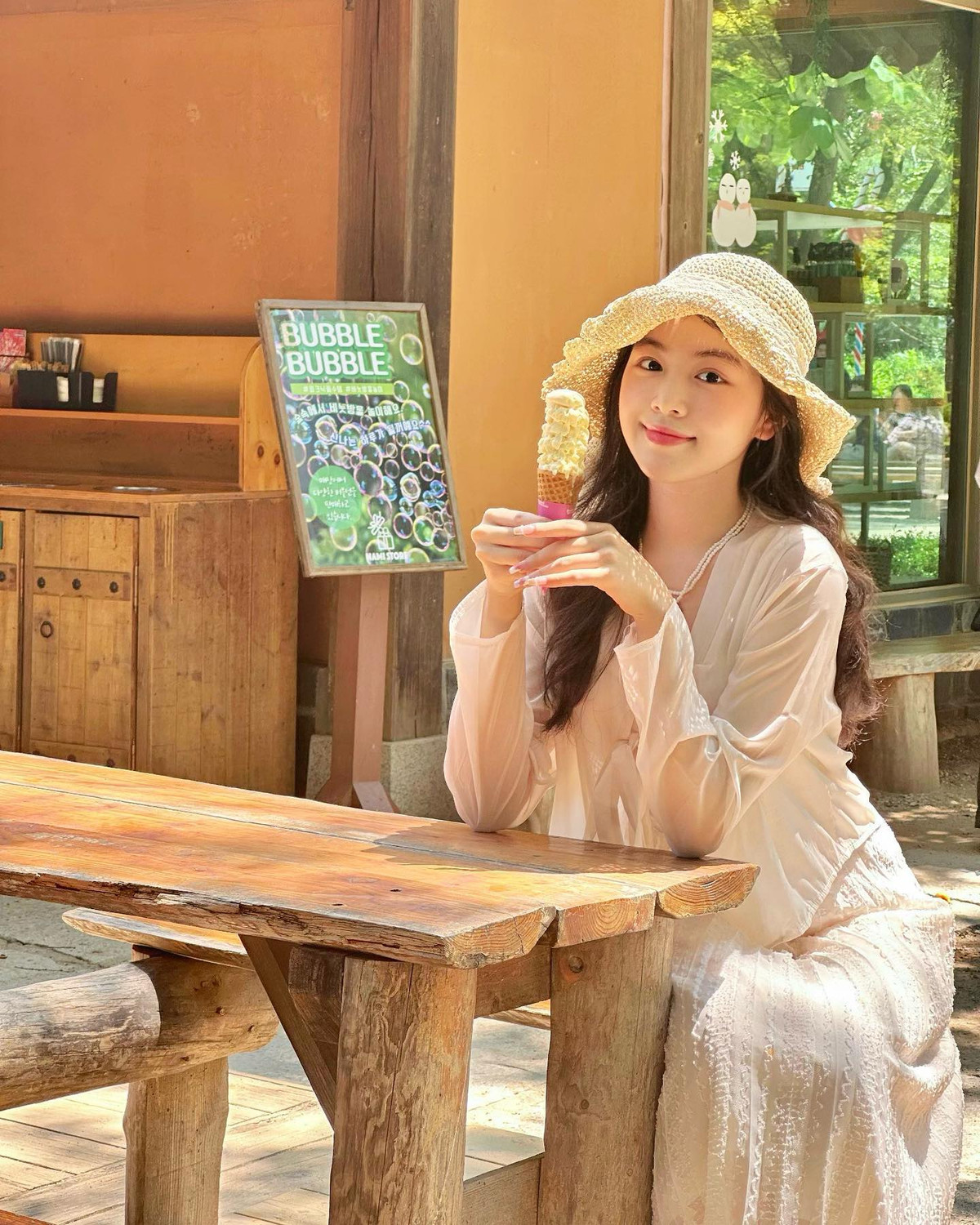 Lọ Lem có style ăn mặc khá bánh bèo và nữ tính với những chiếc đầm công chúa đầy mơ mộng. (Ảnh: FBNV)