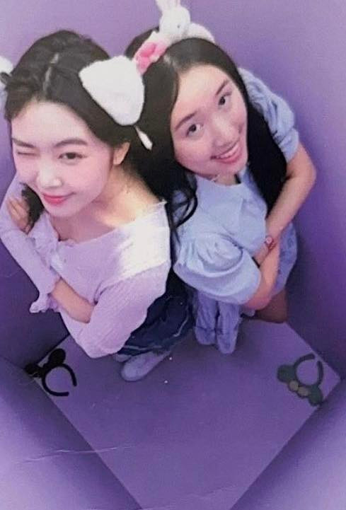 Trong bức hình photoboot, cùng vibe trẻ trung và tươi sáng, Jenny diện váy sơ mi, trong khi Lọ Lem phối áo len cardigan và chân váy denim, đi sneakers.