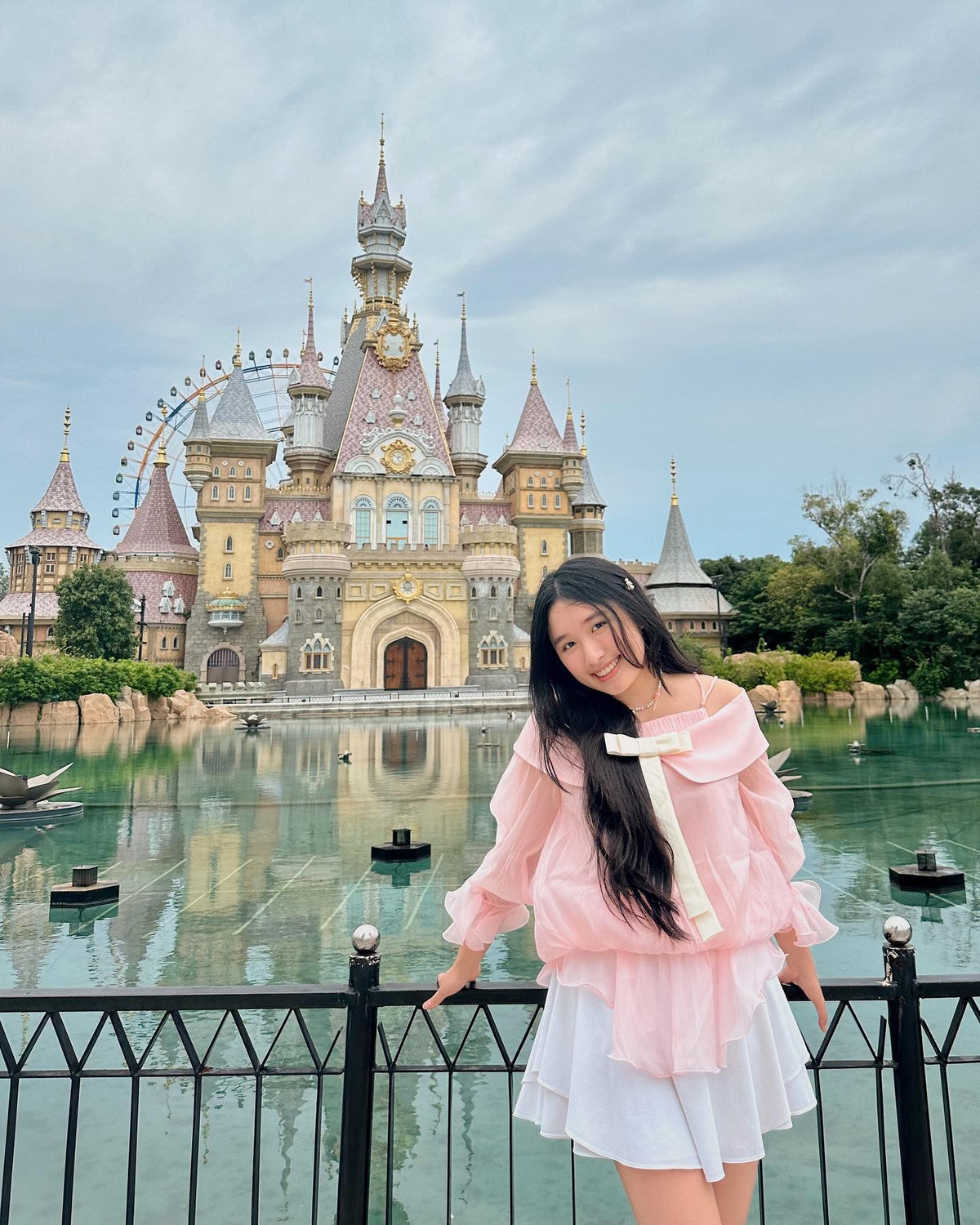 Cô nàng là du học sinh Mỹ, nổi lên nhờ những video trên nền tảng Youtube với các nội dung ghi lại cuộc sống hàng ngày. Dù chỉ là những video giản đơn nhưng bằng chất giọng đặc biệt cùng lối nói chuyện thu hút, cô nàng ngày càng thu hút lượng người theo dõi khổng lồ.