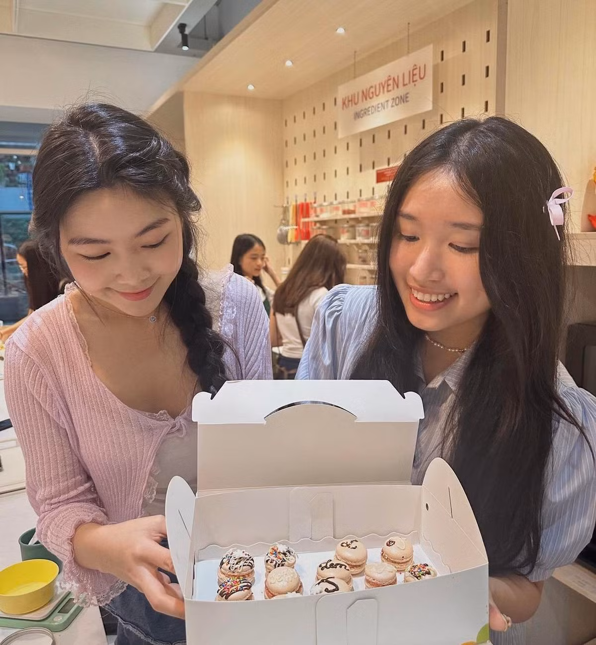 Đều là những cái tên gen Z đang được chú ý ở thời điểm hiện tại, khi rich kid tỉ view YouTube cùng con gái MC Quyền Linh - Lọ Lem chung khung hình, nhiều người đã cảm thấy vô cùng thích thú.