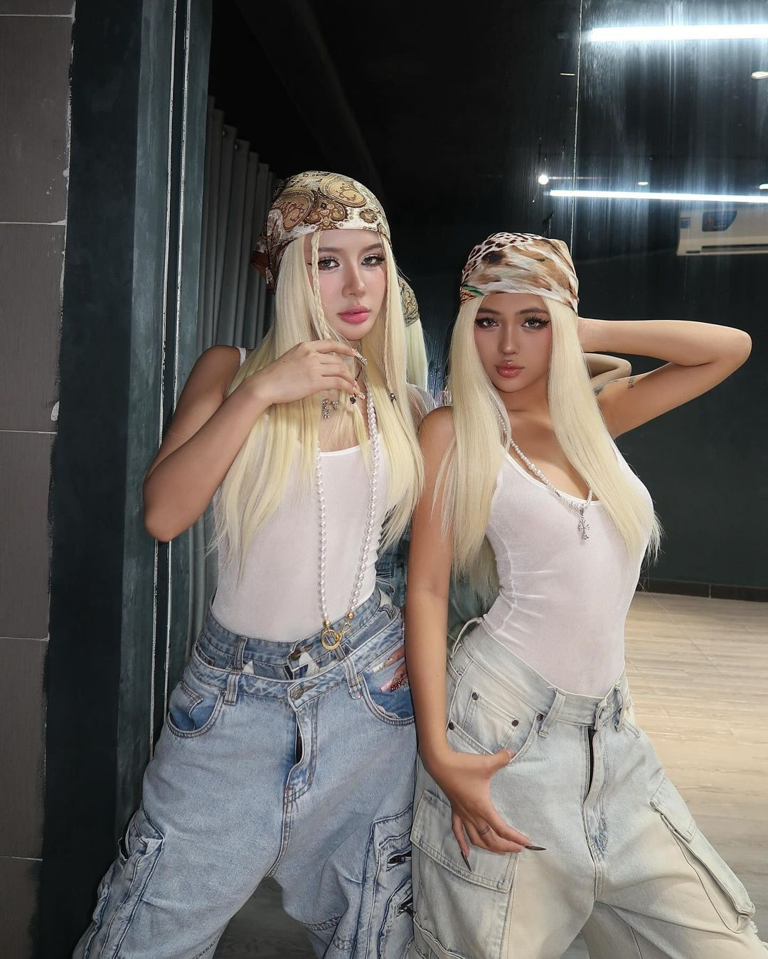 Cách tạo dáng của 2 nàng hot girl cũng có phần tương tự nhau.