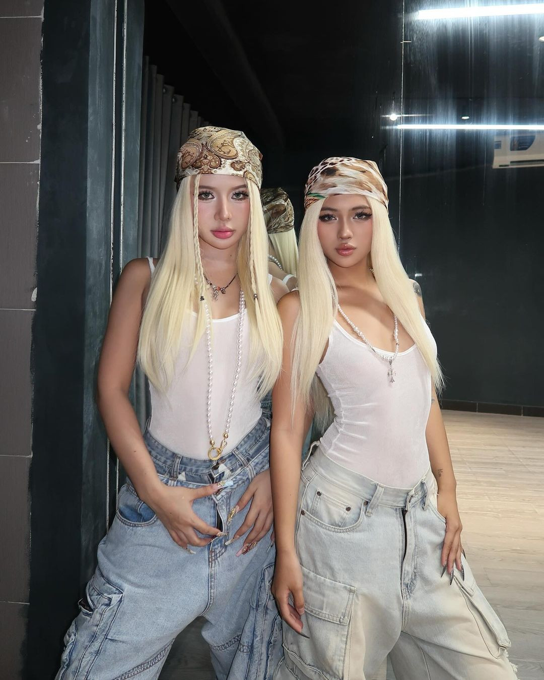 Chụp ảnh theo chủ đề sinh đôi, cả 2 diện cùng thiết kế với quần jean túi hộp, mái tóc bạch kim, thậm chí cách trang điểm và các phụ kiện cũng như nhau.