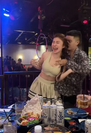 Cô gái này cùng hội bạn ôm vai bá cổ, quẩy hết mình.