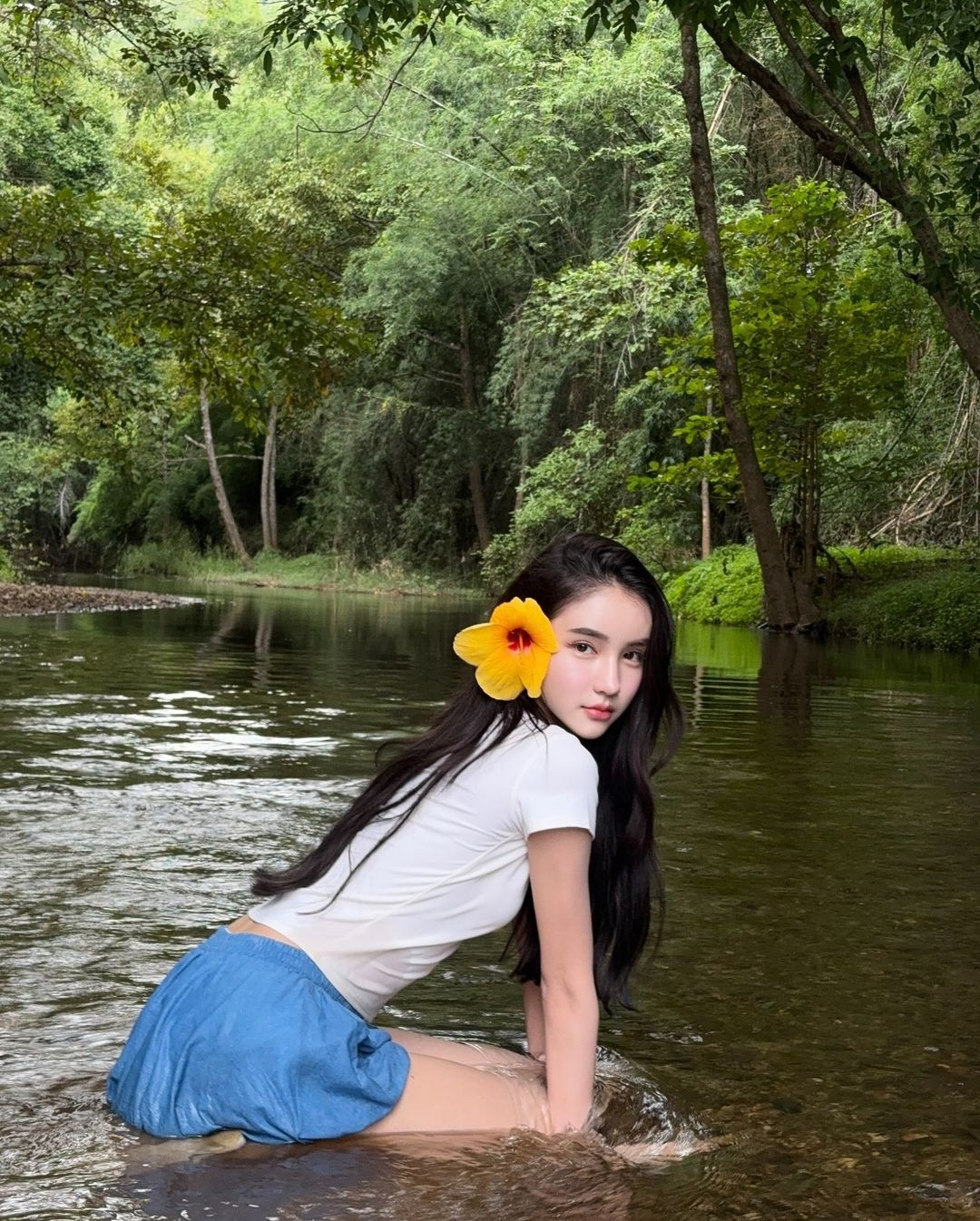 Nhiều người cũng nhanh chóng nhận ra danh tính của nàng "hot girl tắm suối" này. Cô nàng là Yoshi Rinrada Thurapan - một trong những mỹ nhân chuyển giới quyến rũ, xinh đẹp và nổi tiếng nhất làng giải trí Thái Lan.