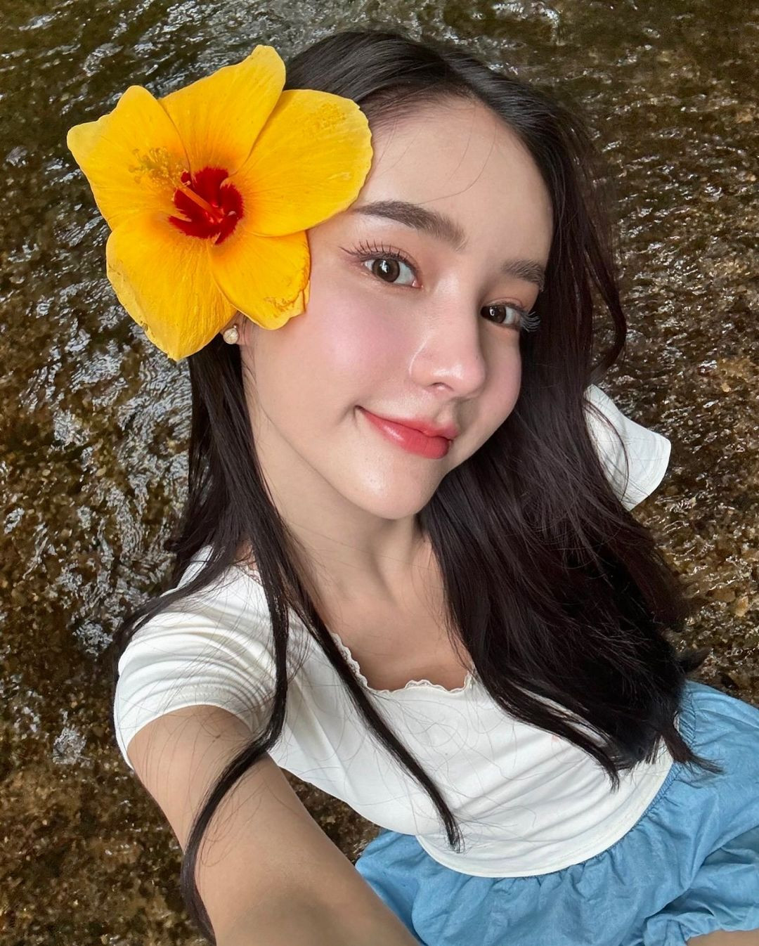 Yoshi Rinrada Thurapan, sinh năm 1997, sở hữu vẻ ngoài trong trẻo, đôi mắt đẹp, gương mặt thanh tú.