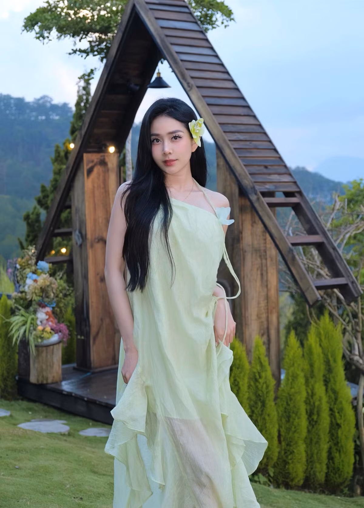 Sau nhiều năm không xuất hiện rầm rộ, Lục Anh vẫn nhận được nhiều lời khen bởi sắc vóc ngày càng thăng hạng. (Ảnh: FBNV)