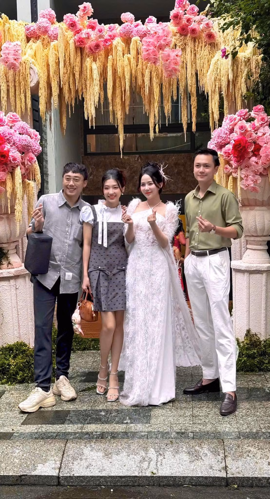 Trong ngày cưới của cô nàng, "bộ tứ nổi loạn" gồm Ginô Tống, Kim Chi, Lục Anh, Thành Khôn vẫn rất thân thiết.