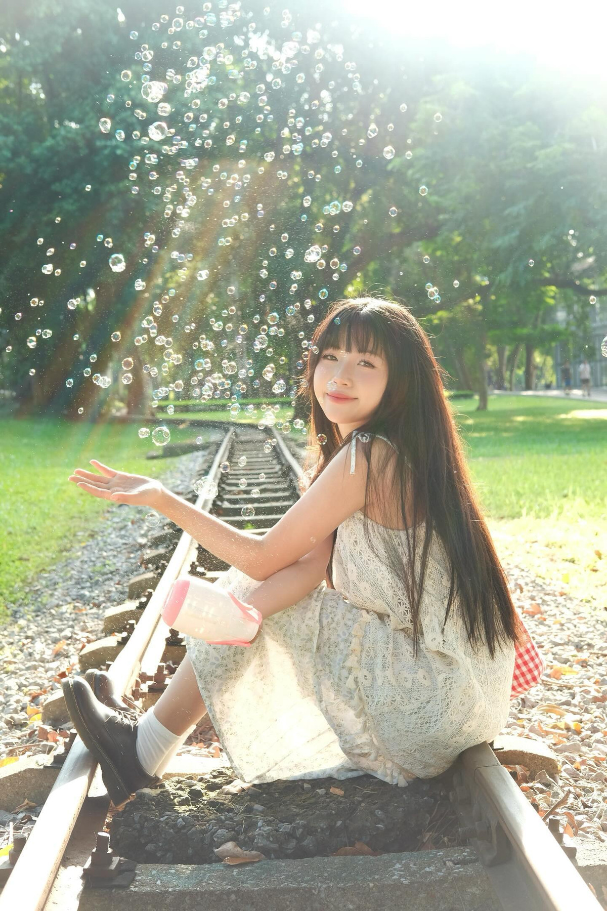 Thương nổi lên trên Tiktok nhờ series Lôi con bạn cùng phòng ra chụp ảnh. Loạt ảnh chụp cho bạn cùng phòng khiến netizen không khỏi xuýt xoa ghen tị, đua nhau làm bạn cùng phòng với chủ kênh.