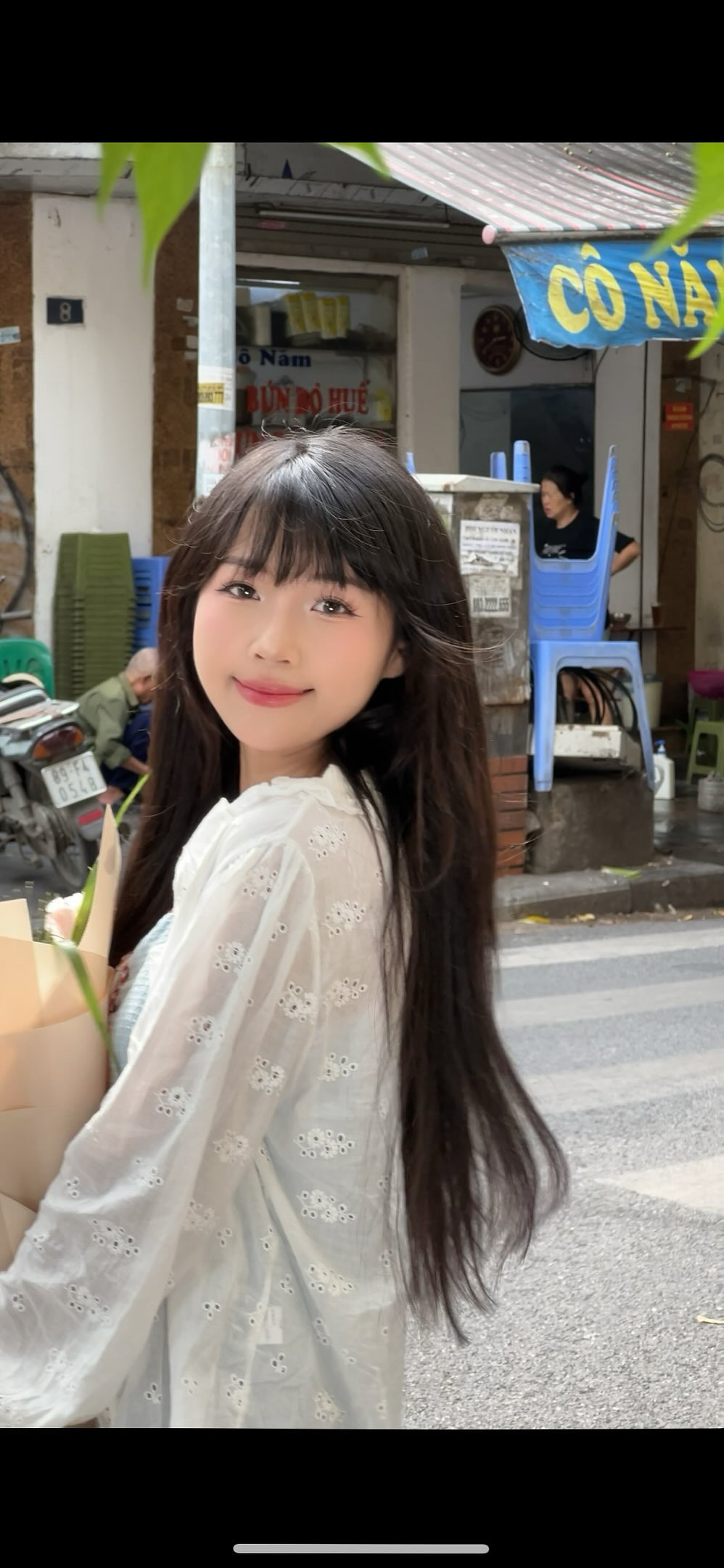 Ngoài việc sở hữu kênh TikTok thu hút đông đảo người xem, Thương song song là một nhiếp ảnh gia tự do và vẫn hay đăng tải tác phẩm lên trang FaceBook. Bên cạnh đó, ít ai ngờ cô bạn còn có giọng hát không thể nào chê khi từng là thành viên của CLB Âm nhạc trong trường.