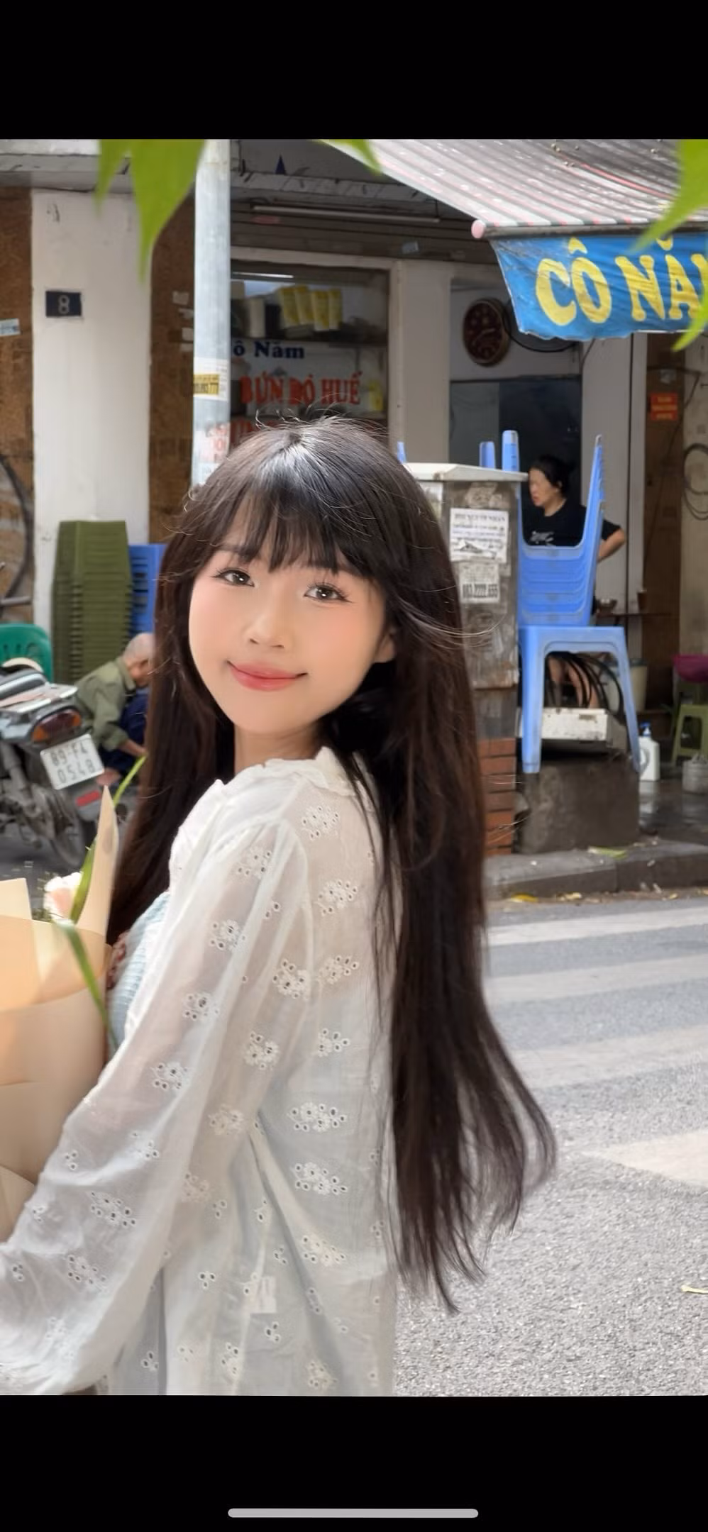 Ngoài việc sở hữu kênh TikTok thu hút đông đảo người xem, Thương song song là một nhiếp ảnh gia tự do và vẫn hay đăng tải tác phẩm lên trang FaceBook. Bên cạnh đó, ít ai ngờ cô bạn còn có giọng hát không thể nào chê khi từng là thành viên của CLB Âm nhạc trong trường.