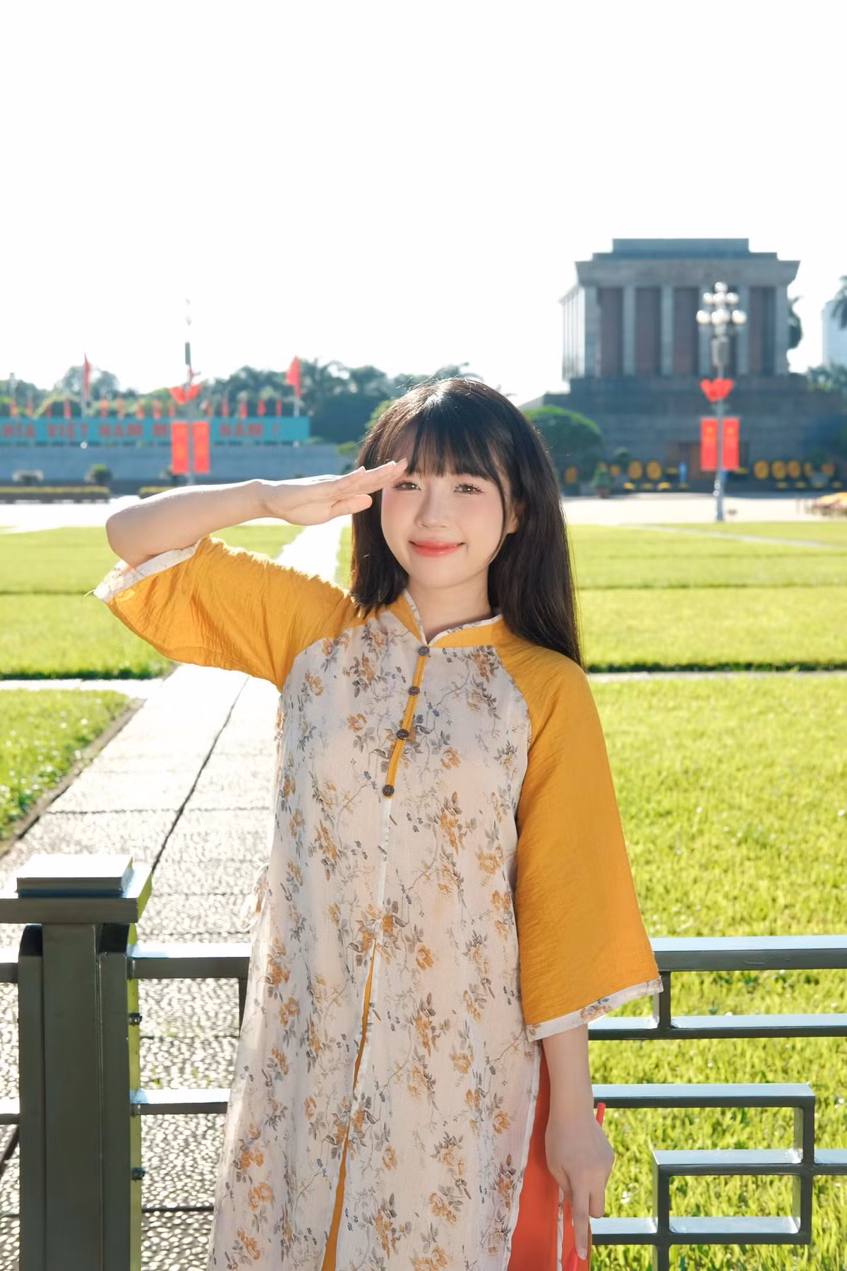 Chia sẻ trong profile của mình, Thương khiến nhiều người phải xuýt xoa với thành tích học tập cực khủng, khi cô nàng tốt nghiệp loại giỏi khoa Kinh doanh quốc tế tại trường Đại học Ngoại thương Hà Nội - ngôi trường đại học top đầu cả nước.