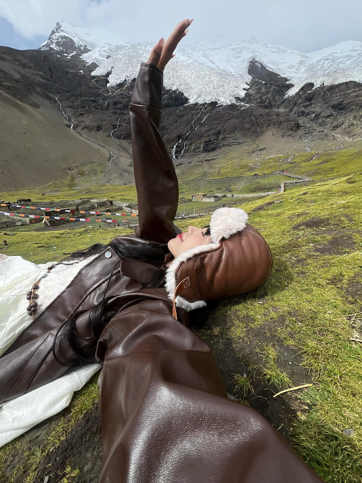 Nhiều người đã nhanh chóng tìm ra danh tính cô nàng. Đó là Hoài Thương - hay còn được biết đến với cái tên quen thuộc @gowiththuong, cô nàng sở hữu tài khoản Tiktok với hàng trăm nghìn người theo dõi.