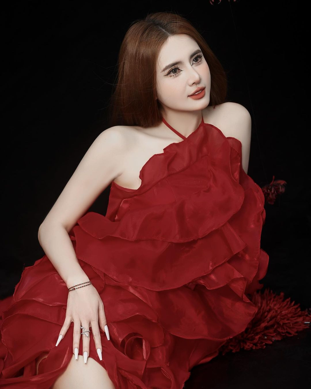 Lê Khánh Chi còn có trình "bắn ảnh" tốt khi phô diễn thần thái cuốn hút, quyến rũ.