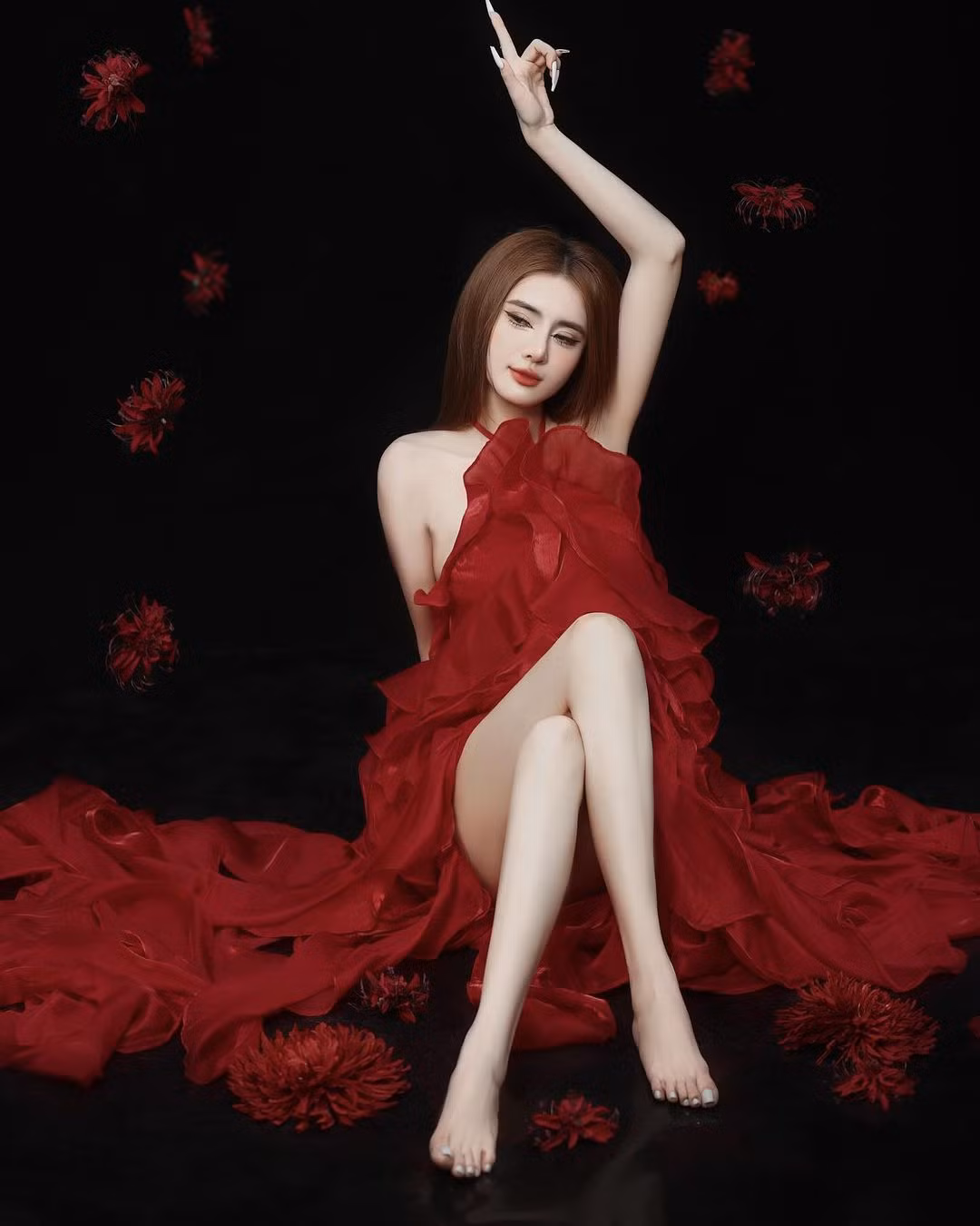 Ở tuổi 35 và trải qua 1 lần sinh nở, song em gái cựu cầu thủ Công Vinh vẫn giữ được vóc dáng gợi cảm với đôi gò bồng đảo căng tràn cùng vòng eo thon gọn.