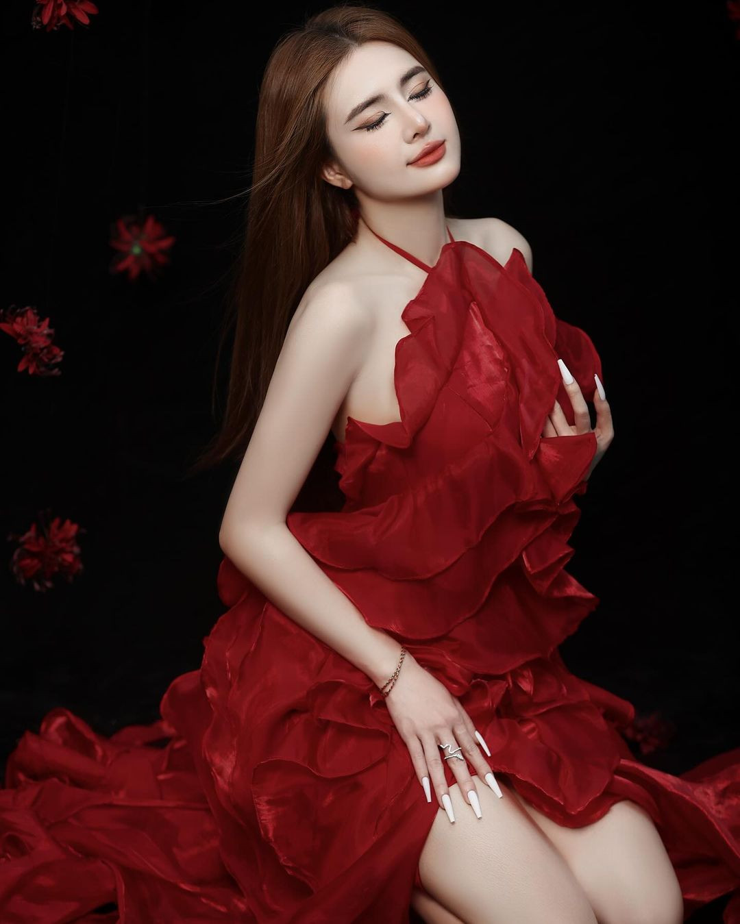 Cách trang điểm sắc sảo càng làm tôn lên đường nét trên gương mặt của cô nàng.