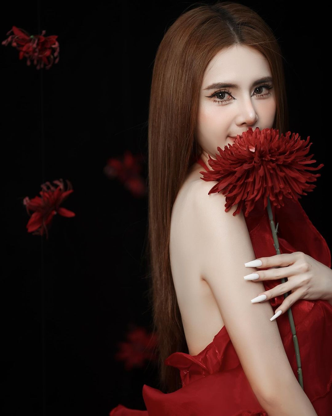 Cô diện váy đỏ bồng bềnh, tôn lên nhan sắc xinh đẹp cùng làn da trắng sáng. Tạo hình tựa như bông bỉ ngạn đỏ càng làm tôn lên vẻ đẹp ma mị, đầy cuốn hút.