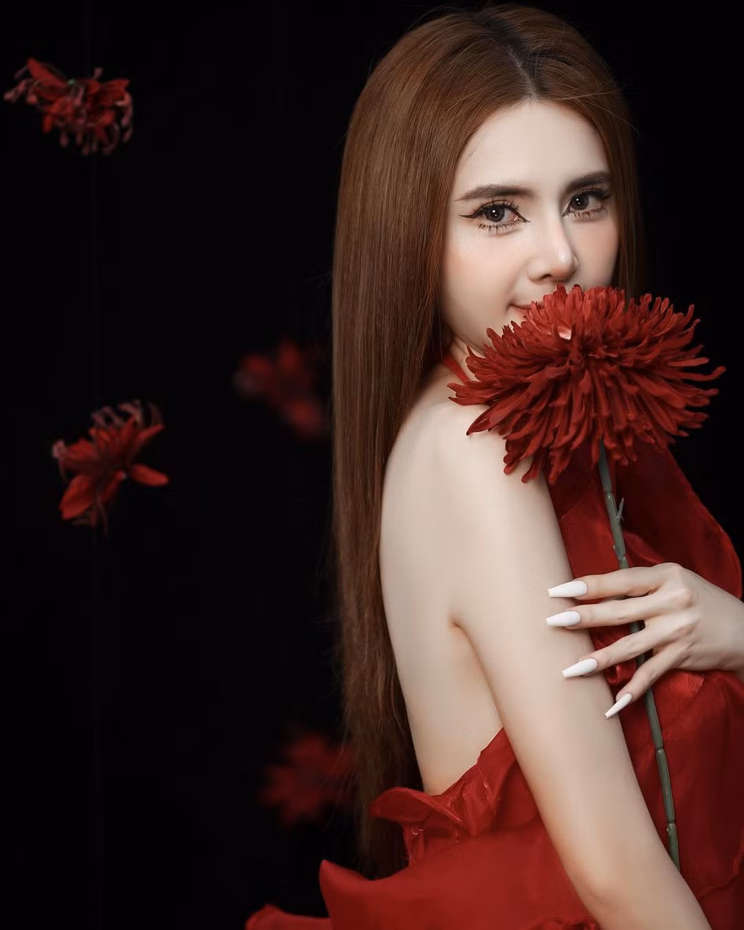 Cô diện váy đỏ bồng bềnh, tôn lên nhan sắc xinh đẹp cùng làn da trắng sáng. Tạo hình tựa như bông bỉ ngạn đỏ càng làm tôn lên vẻ đẹp ma mị, đầy cuốn hút.